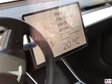 Hund-Klimaanlage-Tesla-Model-3-Tablet-Mein-Besitzer-ist-gleich-zurueck-PresseFoto-Elektromobilitaet-Berichterstattung